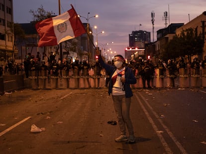 Una mujer ondea una bandera durante las protestas, el 11 de diciembre en Lima (Perú).