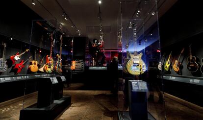 Vista general de algunos de los instrumentos que hacen parte de la exposición 'Play It Loud: Instruments of Rock & Roll'. 