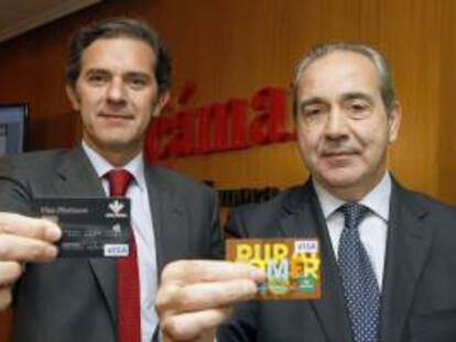 El director general de Visa Europa para España, José Carbajosa (i) y el director general de Caja Rural de Zamora, Cipriano García, muestras las tarjetas Visa Sin Contacto durante la presentación del nuevo servicio de medios de pago con dichas tarjetas hoy en Zamora.