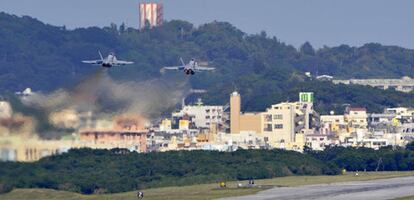 Vista de la base aérea estadounidense de Futenma en Ginowan, Japón