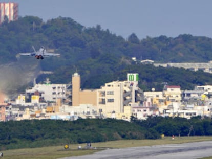 Vista de la base aérea estadounidense de Futenma en Ginowan, Japón