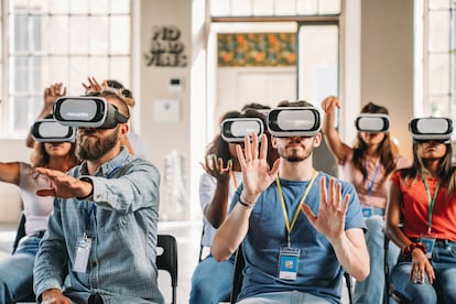 Personas con gafas de realidad virtual, en una conferencia.