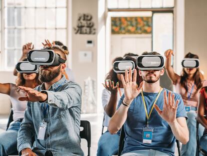 Personas con gafas de realidad virtual, en una conferencia.