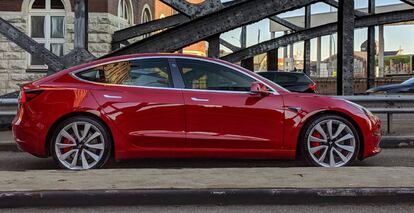 Tesla Model 3, que se comercializará inicialmente en las versiones de batería de mayor capacidad, con un precio de partida de 59.100 euros.