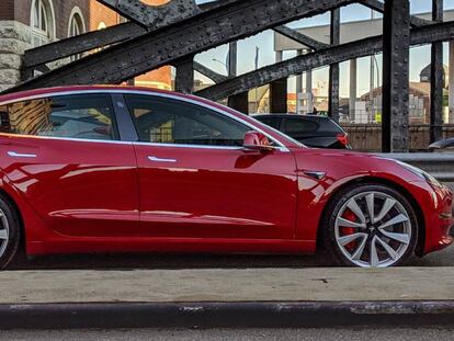 Tesla Model 3, que se comercializará inicialmente en las versiones de batería de mayor capacidad, con un precio de partida de 59.100 euros.