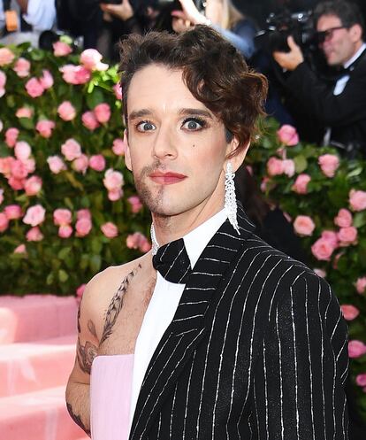 Michael Urie
Tan sorprendente y especial como el de muchas de sus compañeras sobre la alfombra, ha sido el maquillaje de Michael Urie.
Su rol llevado hasta el extremo de mitad hombre-mitad mujer ha llegado también al maquillaje y al peinado: mientras su parte femenina mantenía la barba y nada de color en la cara, su parte masculina llevaba pendiente, labios rojos y mirada ahumada.