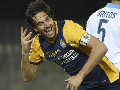 Luca Toni celebra su segundo gol contra el Nápoles