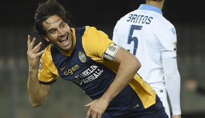 Luca Toni celebra su segundo gol contra el Nápoles