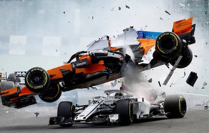 El McLaren de Alonso vuela por los aires tras el accidente en la primera vuelta.