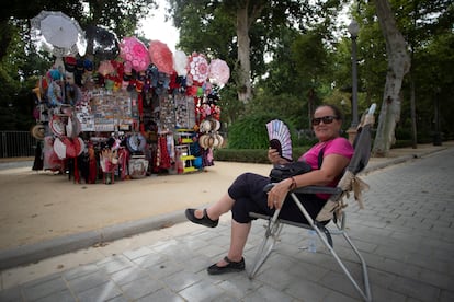 Chari Carisiolo regenta un puesto de sombreros, abanicos y 'souvenirs' en la Plaza de España desde hace 38 años. “Es el mes de junio que más calor he pasado en mi vida”, “He notado menor afluencia de clientes estos días debido al calor que estamos pasando”.