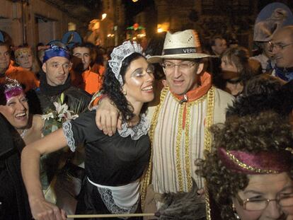 Alberto Núñez Feijóo, celebró en la madrugada del viernes el inicio del Entroido, mezclándose en el barullo del Xoves de Comadres, cuando las mujeres mandan en la fiesta y en la calle.