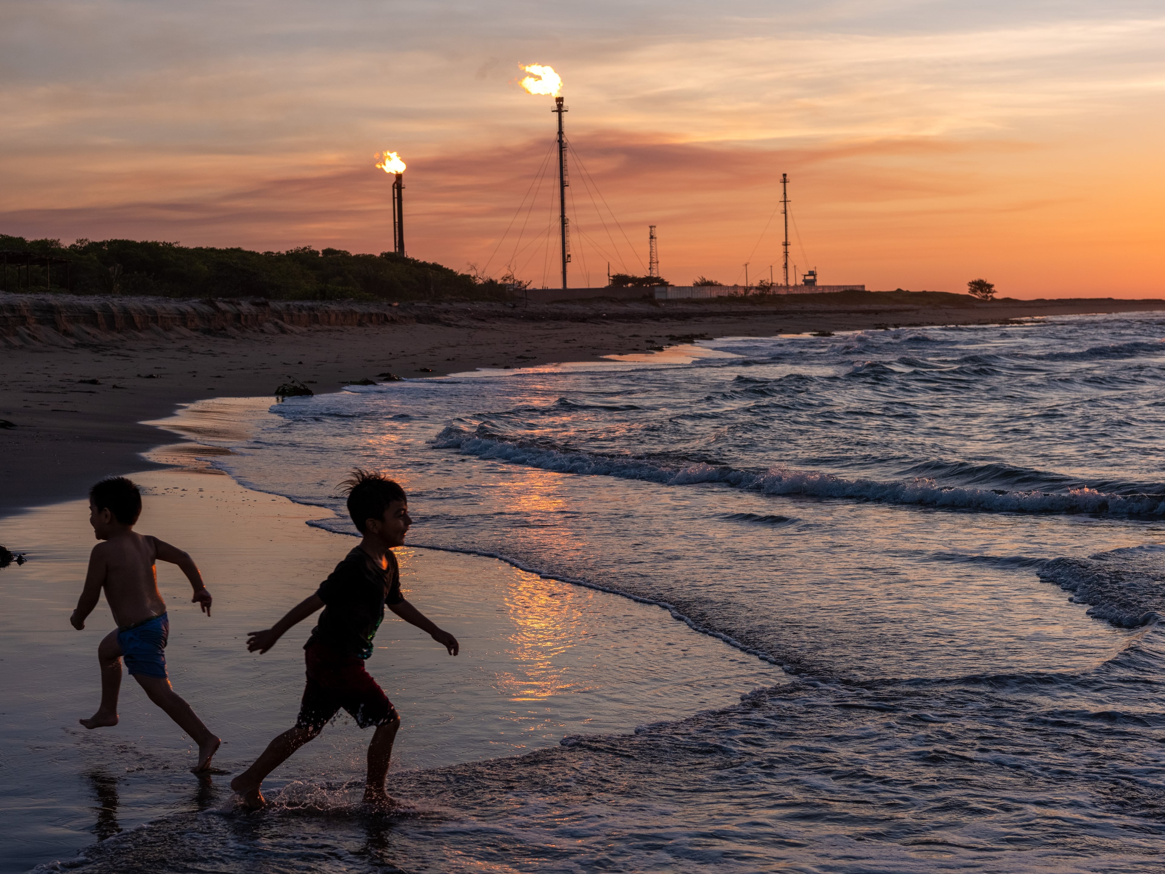 Dos niños juegan en la playa El Cocalito, en Paraiso.