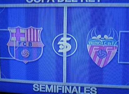 Promoción con el escudo del Barça (izquierda), y el del Valencia trucado.