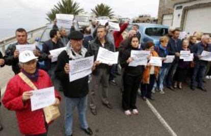 Vecinos del barrio de Salto del Negro protestan contra la, a su juicio, mala gestión del vertedero. EFE/Archivo