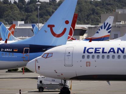 Un 737 de TUI (azul), junto a otros, varados en una instalación de Boeing en Seattle.