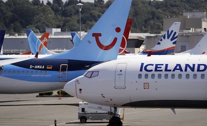 Un 737 de TUI (azul), junto a otros, varados en una instalación de Boeing en Seattle.