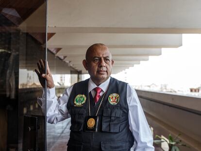 El coronel Víctor Revoredo, jefe de homicidios en Perú, retrataso en su despacho en el centro de Lima, en el mes de marzo de 2022.