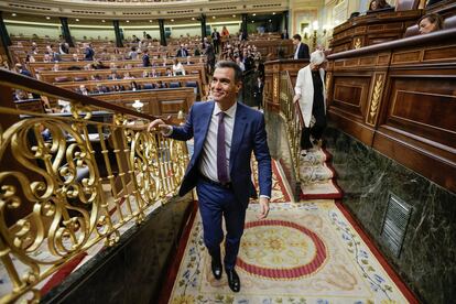 Sánchez abandona el hemiciclo durante el receso antes de la votación. 