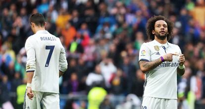 El defensa brasileño del Real Madrid Marcelo Vieira (d) junto a su compañero, el delantero portugués Cristiano Ronaldo (i), muestra el escudo del equipo después del gol.