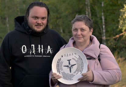 La superviviente del vuelo 811, Larisa Savítskaya,  y el director de la película 'Odná', Dmitri Suvórov, en 2020.