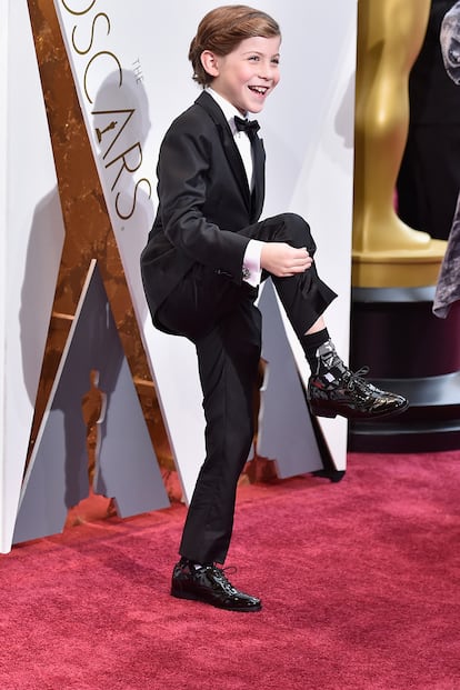 Jacob Tremblay, el adorable protagonista de La Habitación, posando en la alfombra roja con gemelos del Halcón Milenario y calcetines de Darth Vader.