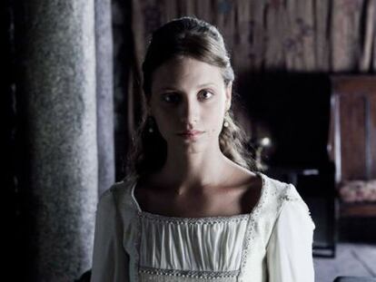 Isabel I de Castilla, interpretada por Michelle Jenner