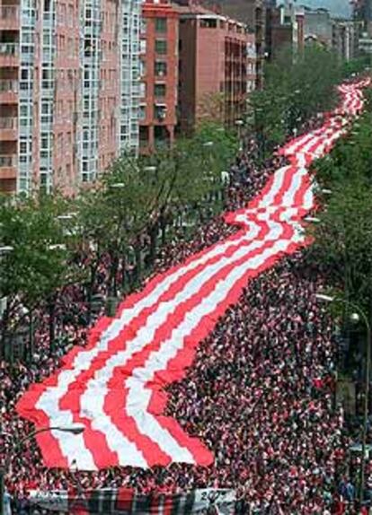 La enorme bandera bufanda en una de las calles del trayecto entre Neptuno y el Manzanares.
Un aficionado, en la pradera de San Isidro.