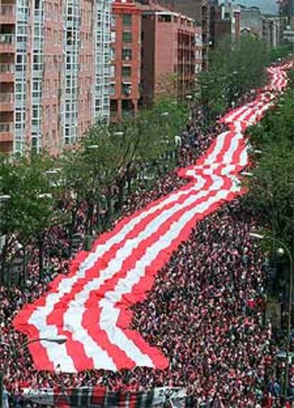 La enorme bandera bufanda en una de las calles del trayecto entre Neptuno y el Manzanares.

Un aficionado, en la pradera de San Isidro.