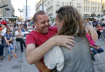 Los primeros resultados oficiales del referéndum celebrado en Grecia apuntan a una victoria del "no", con un 60,5 % de respaldo al rechazo a la propuesta de los acreedores, con el 20 % escrutado. En la imagen, partidarios del 'No' muestran su alegría en Atenas (Grecia).