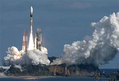 El cohete <i>H-2A</i> en el momento de su despegue del centro espacial de Tanegashima, al sudeste del país.