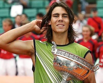Nadal posa con el trofeo de Roland Garros 2005.