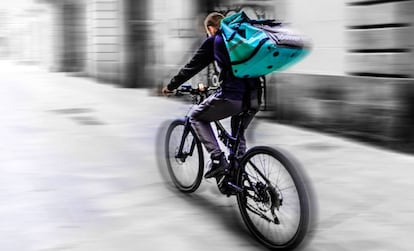 Un 'rider' pels carrers buits duent menjar a domicili, imatge que quedarà associada als canvis alimentaris que comportarà la pandèmia.
