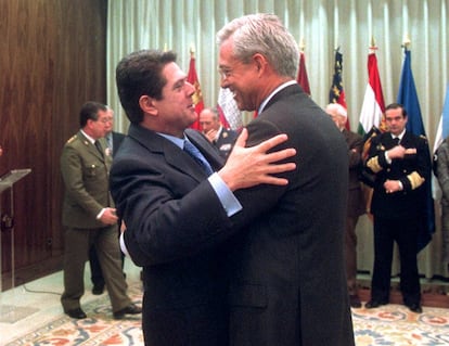 Javier Jiménez-Ugarte, a la derecha, abraza a Federico Trillo en su toma de posesión, en 2001.