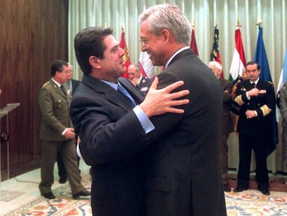 Javier Jim&eacute;nez-Ugarte, a la derecha, abraza a Federico Trillo en su toma de posesi&oacute;n, en 2001.
