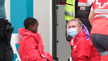 GRAFCAN1197. LOS CRISTIANOS (TENERIFE) (ESPAÑA), 21/01/2025.- Un grupo de personas migrantes, entre ellos varios menores, es atendido por la Cruz Roja este martes en el puerto de Los Cristianos, después de que fueran rescatados por Salvamento Marítimo cerca de la isla de Tenerife. EFE/Alberto Valdés