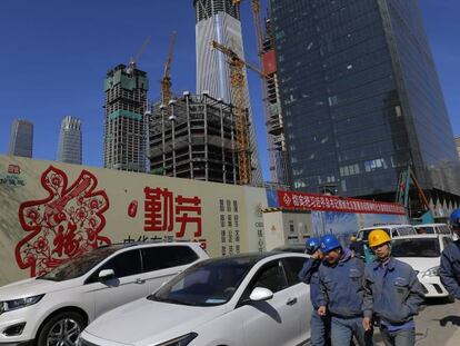 Un grupo de trabajadores chinos en la construcción del centro de negocios en Pekín