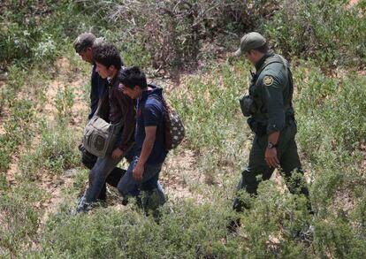 Detenidos unos inmigrantes indocumentados en la frontera de Texas.