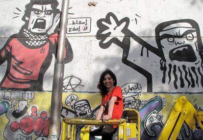 La grafitera Chanel Arif subiendo con la grúa para pintar su mural en el encuentro de 2015 en El Cairo, bautizado como 'WOW Unchained'.