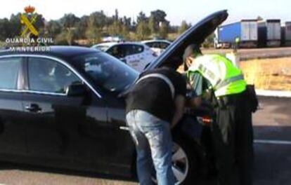 Fotografa facilitada por la Guardia Civil de unos agentes inspeccionando un vehculo robado. EFE/Archivo