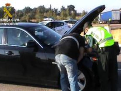Fotografía facilitada por la Guardia Civil de unos agentes inspeccionando un vehículo robado. EFE/Archivo