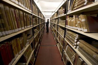 Un total de 19 kilómetros lineales de archivo, en estanterías, perforan los sótanos del nuevo centro cultural Conde Duque