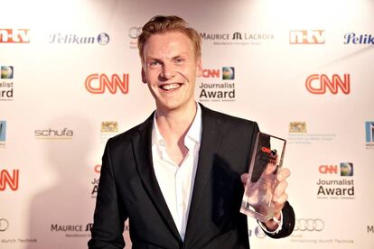 El periodista alemán Claas Relotius, recibiendo un premio en Múnich, en marzo de 2014.