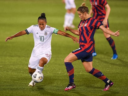 Stephany Mayor de México controla el balón frente a Abby Dahlkemper, durante un amistoso entre México y EE UU.