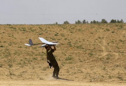 Un soldado israelí lanza un avión no tripulado Skylark cerca de la frontera con Gaza.