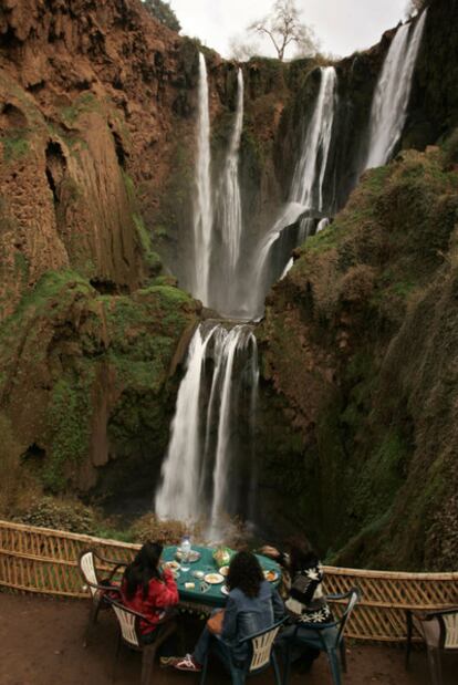 Tres turistas almuerzan junto a las cascadas D&#39;Ouzoud, cerca de  Marraquech.