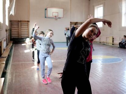 Niños haciendo deporte en un colegio de Ucrania.