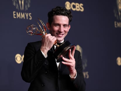 Josh O'Connor exibe o Emmy conquistado por sua atuação como o Príncipe Charles em 'The Crown'.