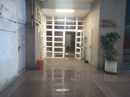 Portal del edificio de Vigo en el que fue hallado el cadáver del profesor jubilado.