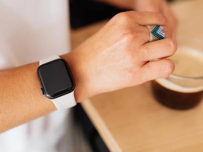 Apple Watch tomando un café