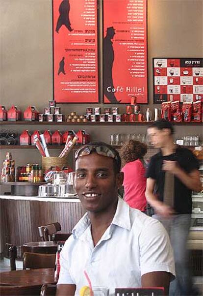 Gadi Destau, en un café de Jerusalén.